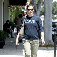 Jennifer Garner wearing a long sleeve t-shirt | Picture 65688